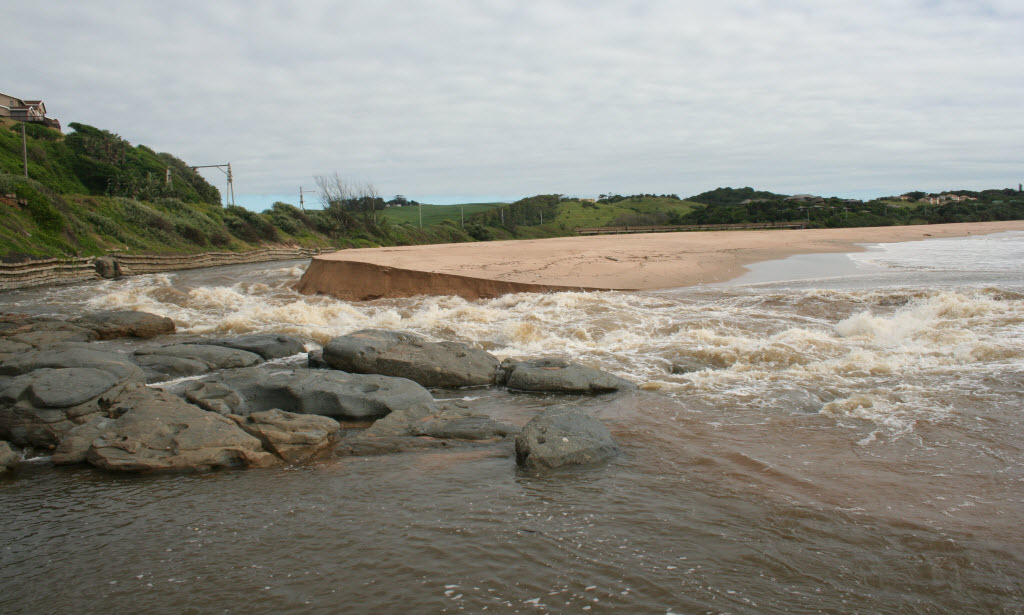 Mtwalume river breaking through to the ocean2